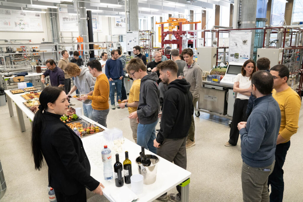 Suite du séminaire au laboratoire d'hydroélectricité avec les participants.